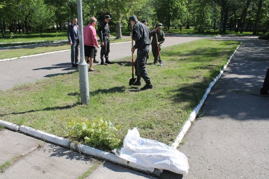 У братской могилы в Славянске высадили алею и почтили минутой молчания павших воинов во Второй мировой войне (фото) - фото 1