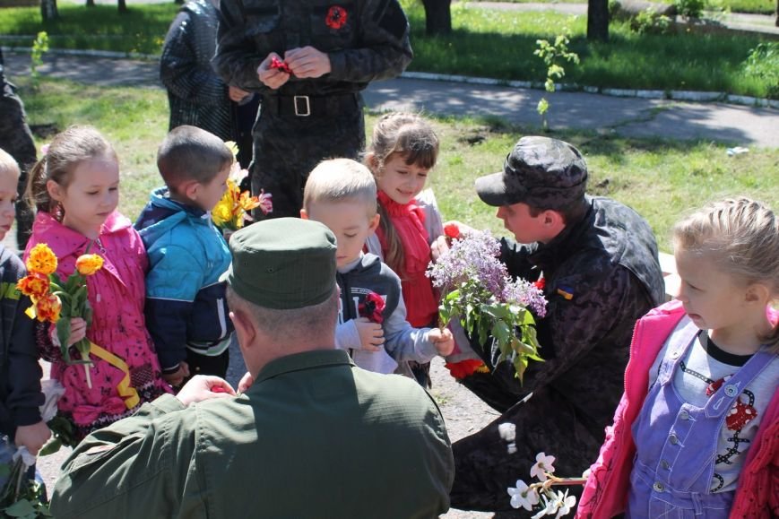 У братской могилы в Славянске высадили алею и почтили минутой молчания павших воинов во Второй мировой войне (фото) - фото 1