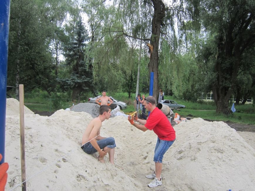 Молодым везде у нас дорога: в центральном парке Славянска обустроили площадку для пляжного волейбола и установили десять лавочек (фото) - фото 1