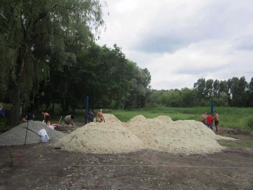 Молодым везде у нас дорога: в центральном парке Славянска обустроили площадку для пляжного волейбола и установили десять лавочек (фото) - фото 1