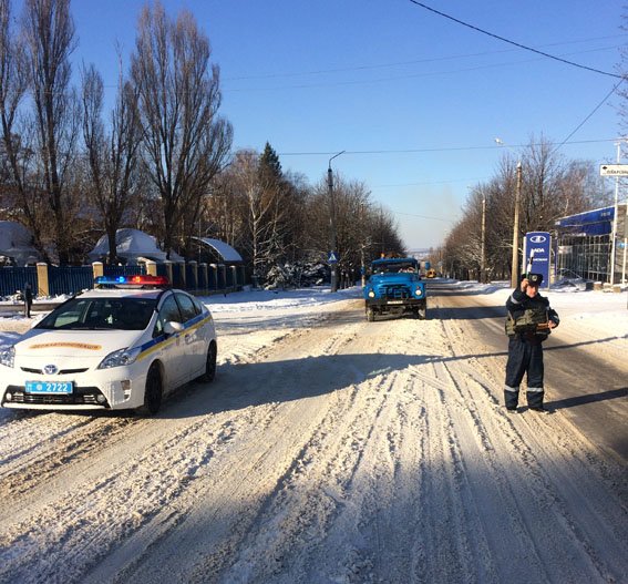 Сотрудники полиции помогают участникам дорожного движения в непростых погодных условиях (фото) - фото 1