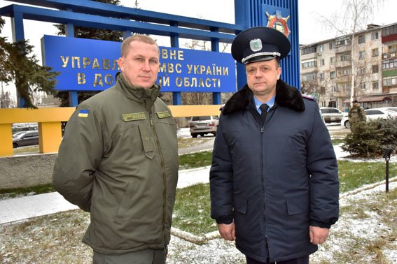 Сотрудники полиции помогают участникам дорожного движения в непростых погодных условиях (фото) - фото 1
