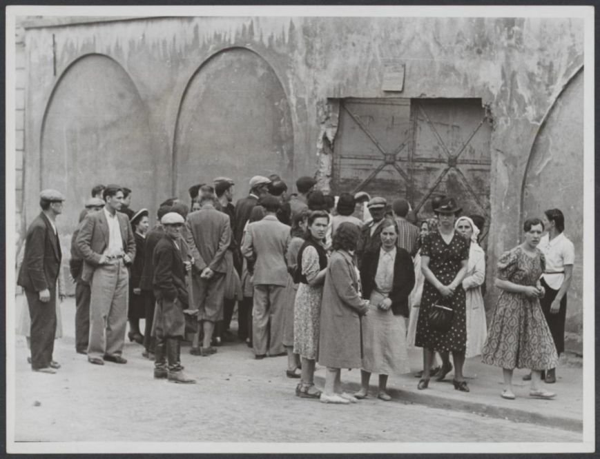 Львовяне разыскивают среди расстрелянных своих родных во дворе тюрьмы № 1 Львов, 3 июля 1941