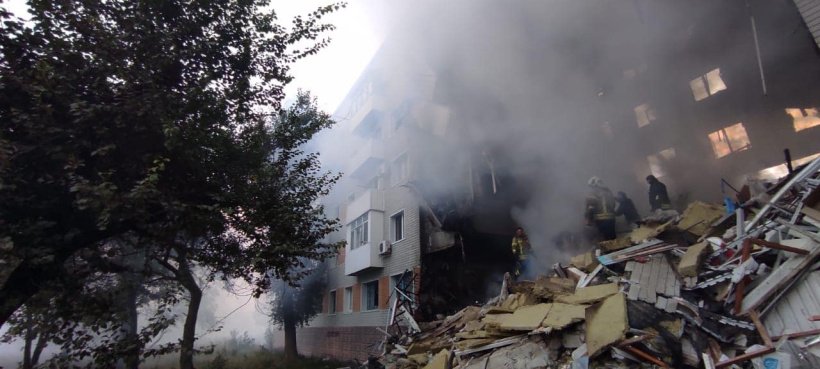 У Бахмуті з-під завалів зруйнованої багатоповерхівки врятували чоловіка