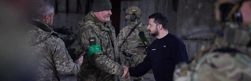 Зеленський приїхав на передову і нагородив захисників Бахмута