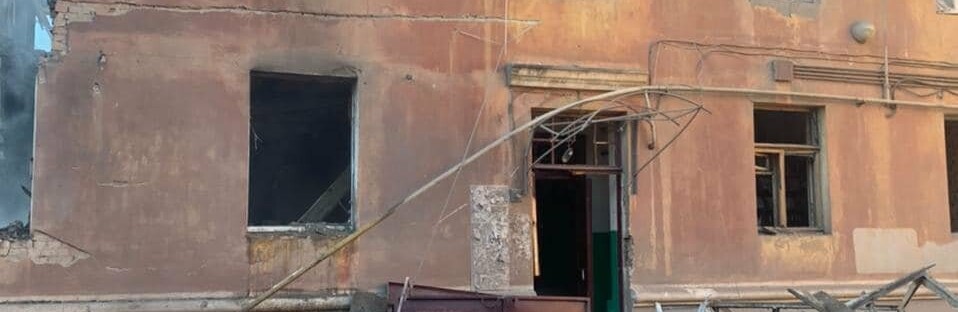 Попередньо у Слов’янську під завалами під'їзду троє мирних жителів