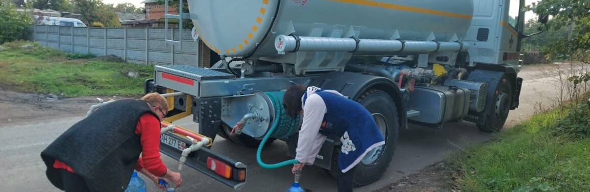 На Донеччині рятувальника здійснюють підвезення води