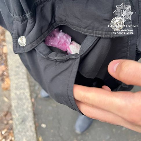 У Краматорську затримали чоловіка з білою порошковою речовиною у кишені