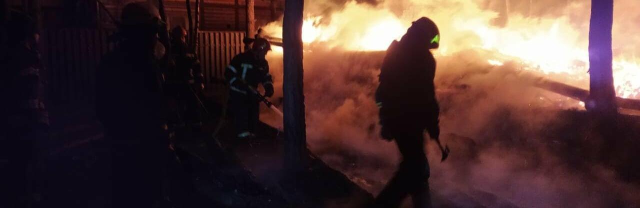 У Костянтинівці рятувальники витягли чоловіка з палаючого будинку