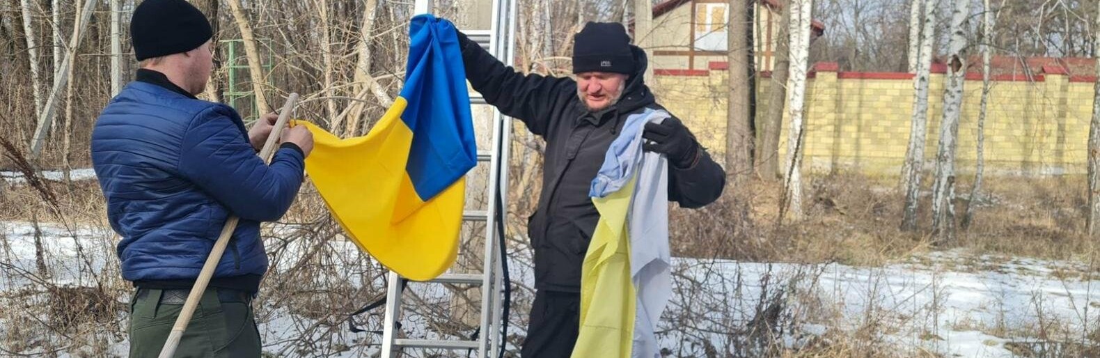 У Святогірську замінили  державні прапори України, які пройшли через окупацію