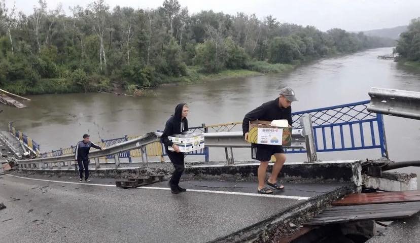 Пішки через зруйнований міст. Як волонтери щоденно доставляють обіди мешканцям Богородичного