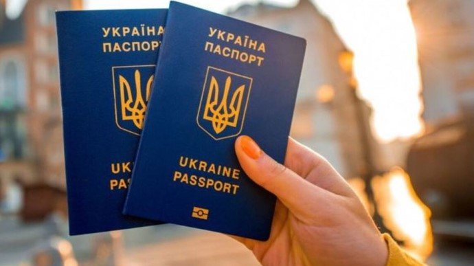 Українцям дозволили оформлювати паспорти за кордоном