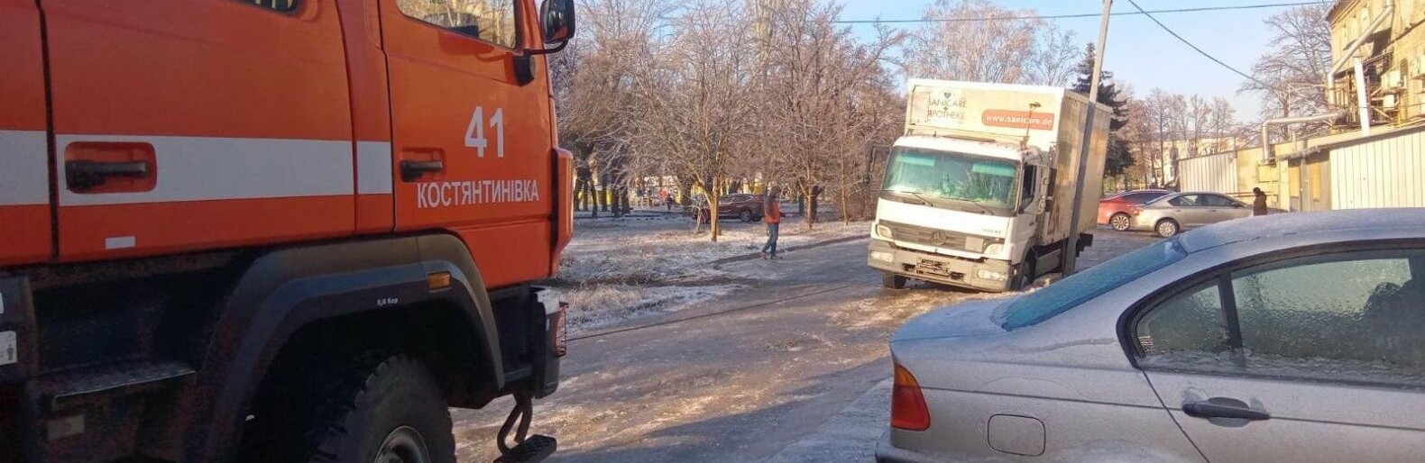 На Донеччині рятувальники визволяли водіїв з крижаного полону