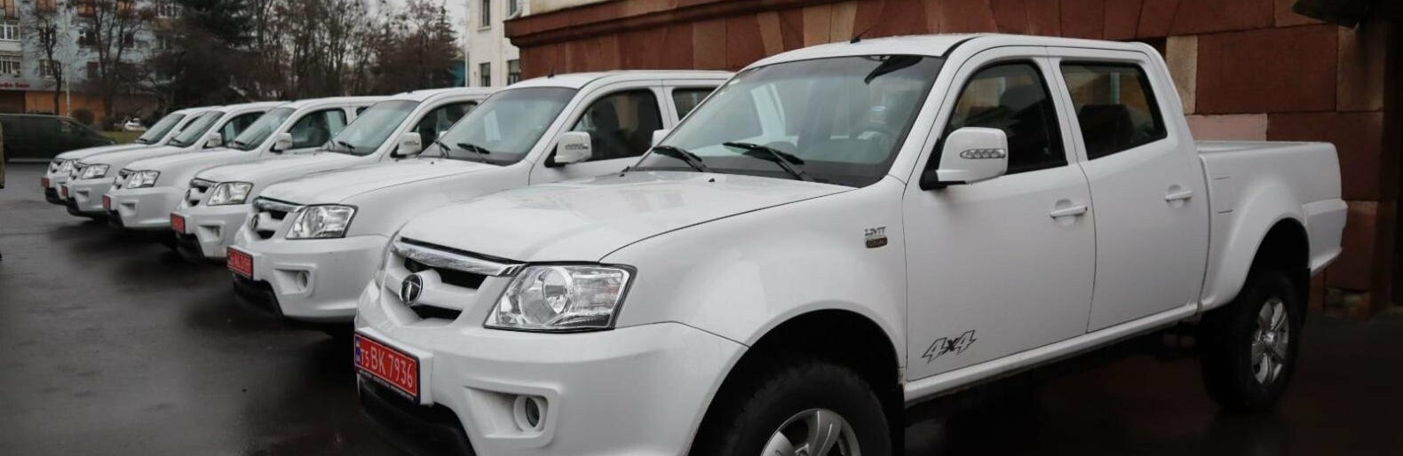 Бійцям на Донеччині передали 6 нових пікапів. Вони прикриватимуть об'єкти критичної інфраструктури в області