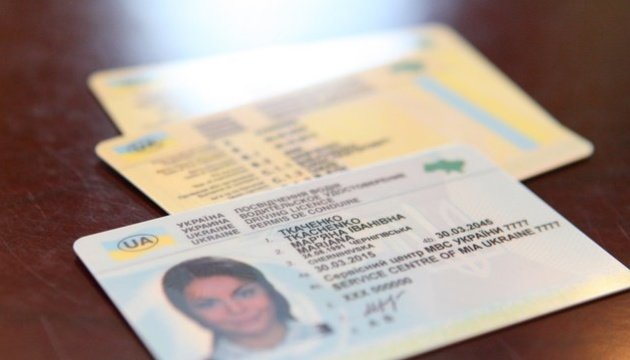 Українцям дозволили отримувати водійські права й номерні знаки поштою