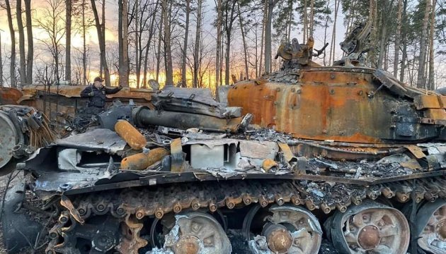 На Бахмутському напрямку нацгвардійці знищили два танки й бліндажі з особовим складом ворога