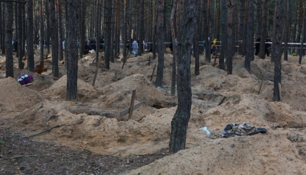 Із масового поховання під Ізюмом залишаються не впізнаними ще 145 тіл