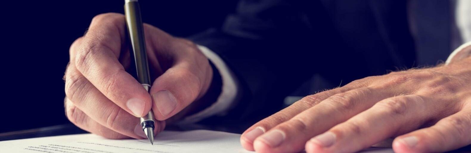 Призупинення трудового договору під час війни: умови та відшкодування