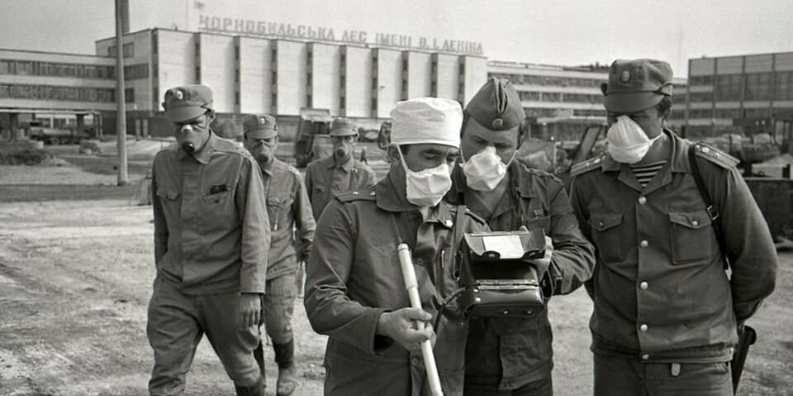 Сьогодні Україна вшановує людей, котрі ліквідовували наслідки аварії на Чорнобильській атомній електростанції