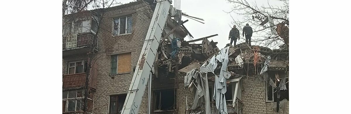 Під завалами будинку у Святогірську знайшли тіло жінки