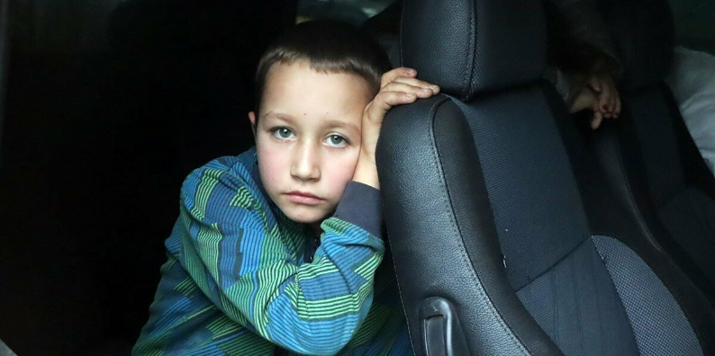 Поліцейські Лимана спільно з волонтерами врятували двох дітей, які осиротіли через війну