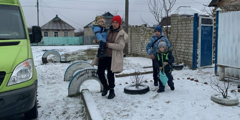 Кабмін дозволив примусову евакуацію дітей із зон активних бойових дій