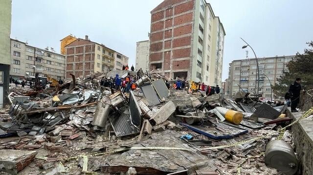 Україна може відправити в Туреччину декілька десятків рятувальників, щоб розбирати завали