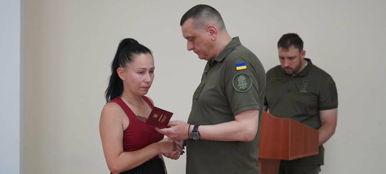 Рідні загиблих гвардійців отримали державні нагороди у Харкові 
