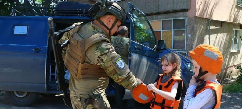 «Білі Янголи» евакуювали родину з дітьми з-під обстрілів на Слов'янщині