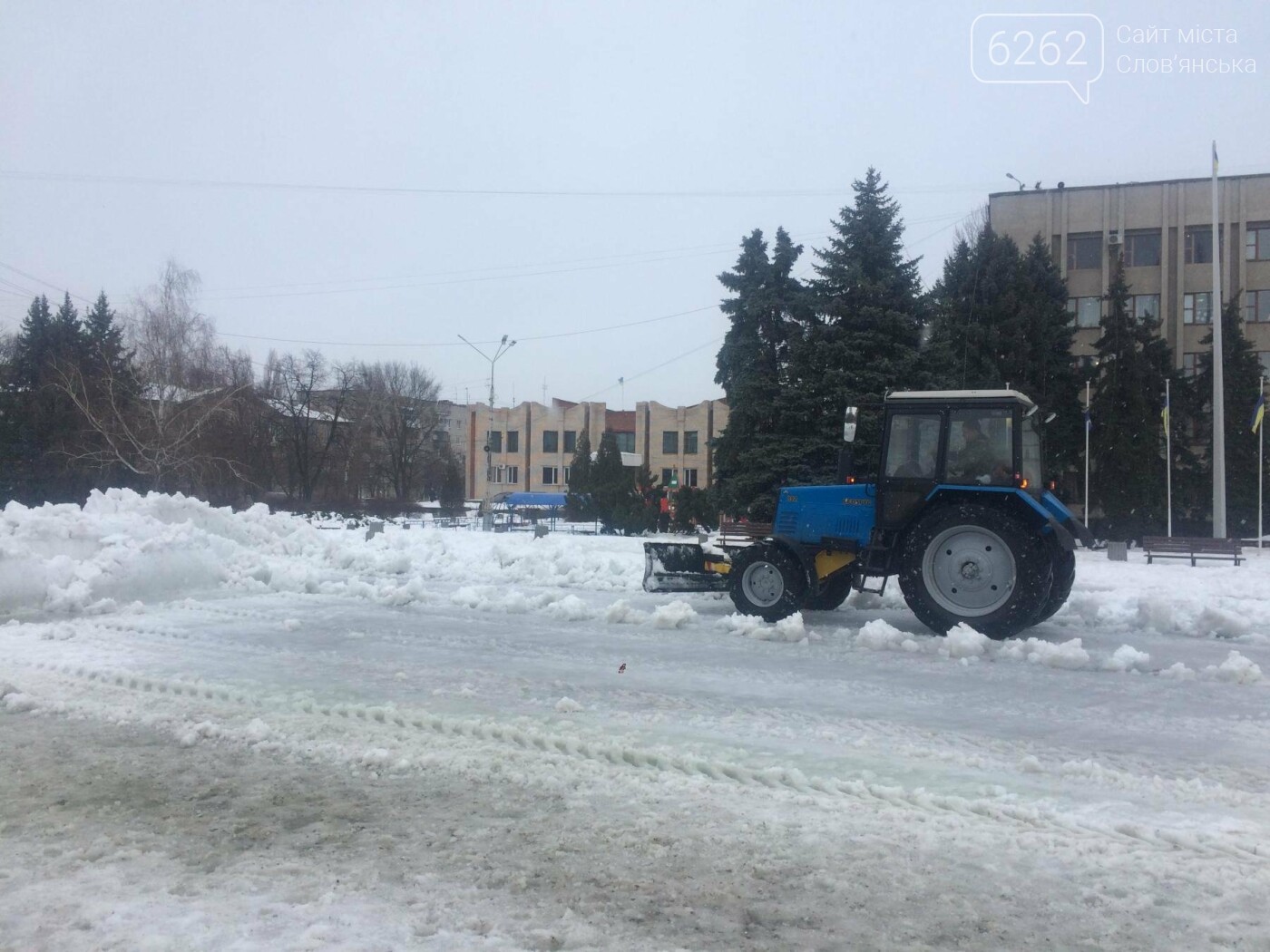 Снежная горка на площади Славянска. Откуда взялась и куда денется | Новини