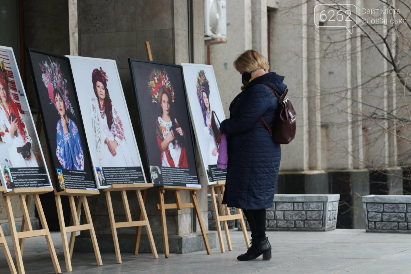 "Ми вчилися жити самі". У Слов’янську пройшла виставка фото матерів загиблих захисників України, фото-1