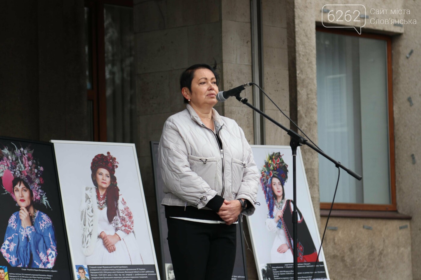 "Ми вчилися жити самі". У Слов’янську пройшла виставка фото матерів загиблих захисників України, фото-19