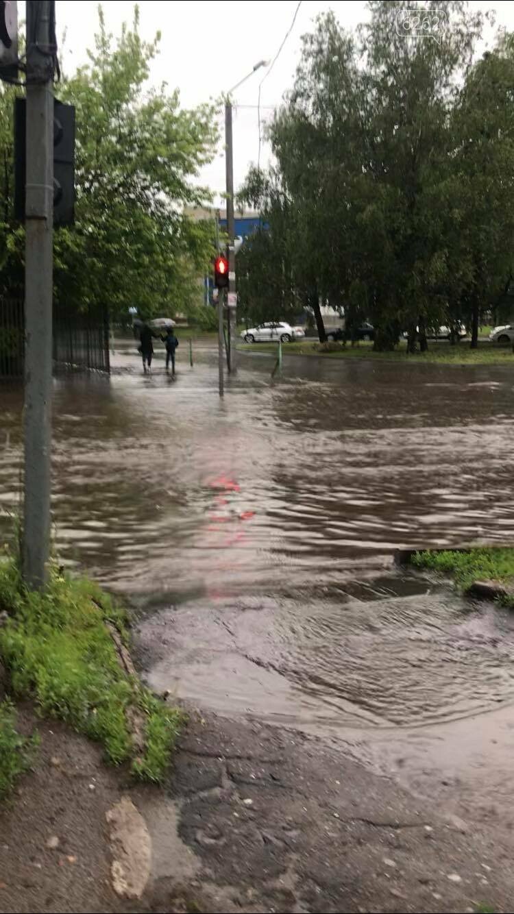 Випливайте на човнах. Дощ у Слов’янську перетворив дороги і тротуари на ріки (фото) , фото-2