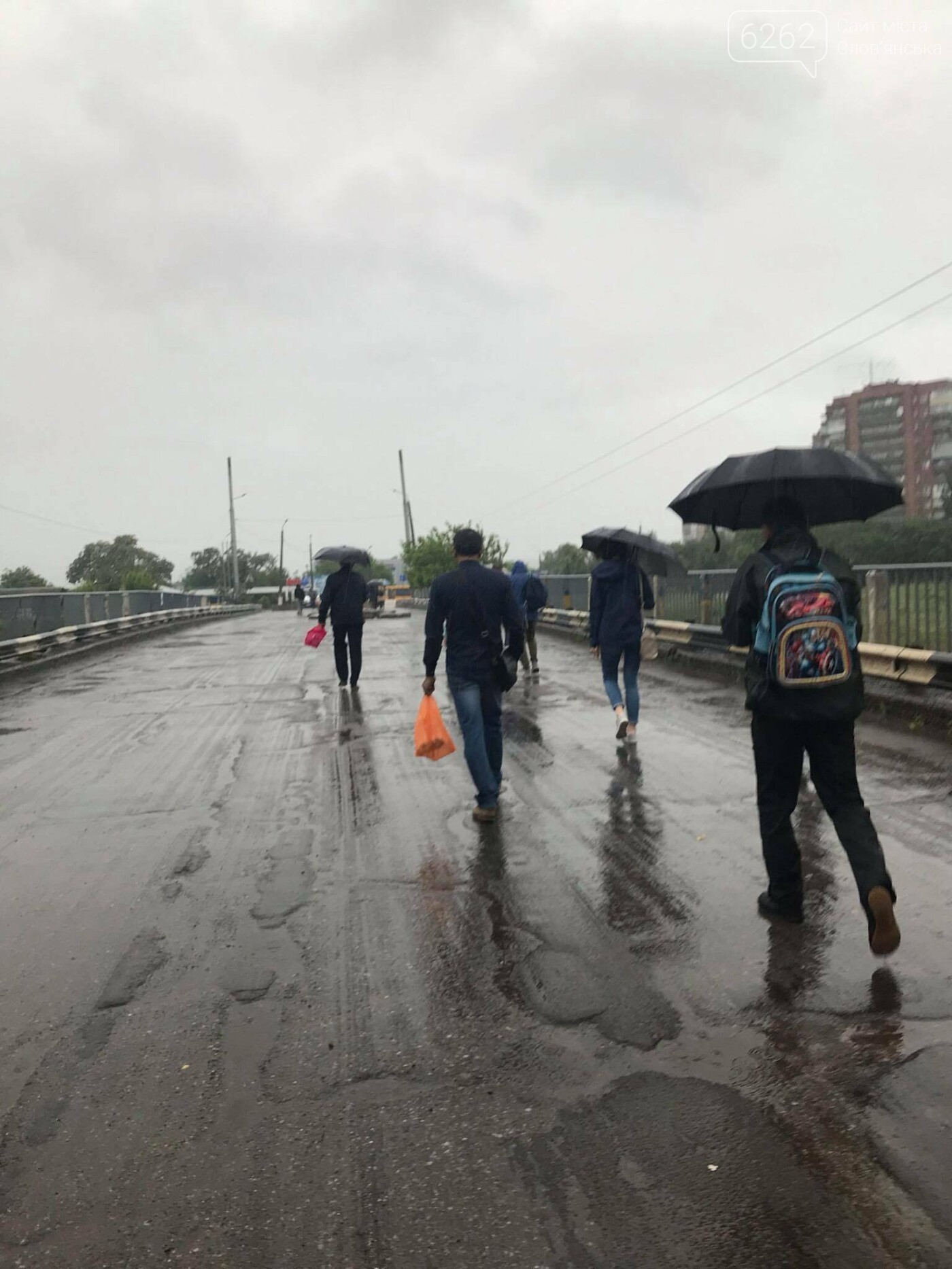 Випливайте на човнах. Дощ у Слов’янську перетворив дороги і тротуари на ріки (фото) , фото-4