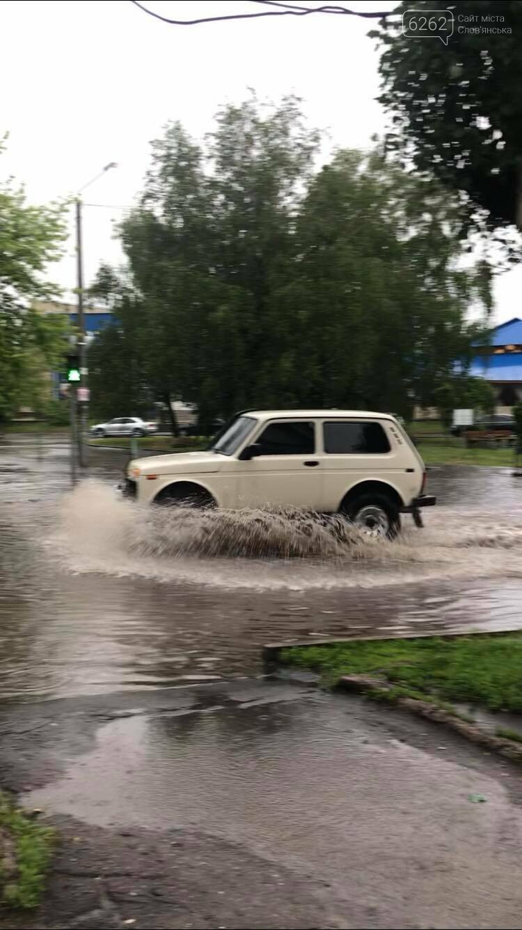 Випливайте на човнах. Дощ у Слов’янську перетворив дороги і тротуари на ріки (фото) , фото-6