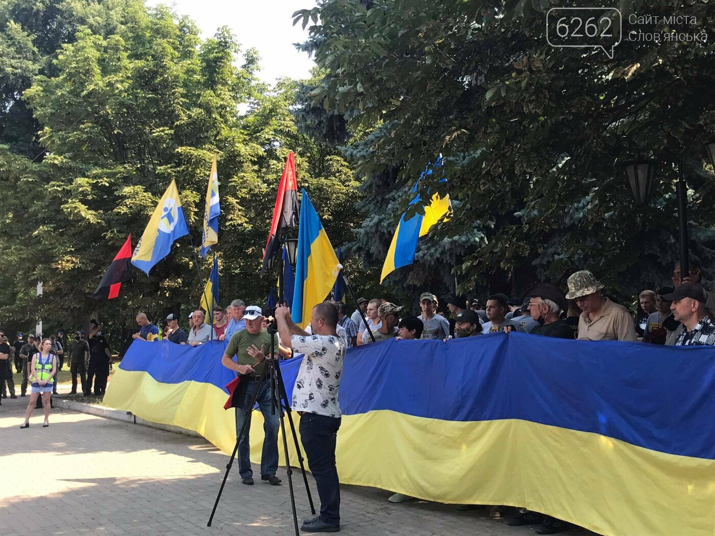 Протестують проти призначення Ляха головою Слов’янської ВЦА. Під стінами Донецької ОДА зібралися люди, фото-4