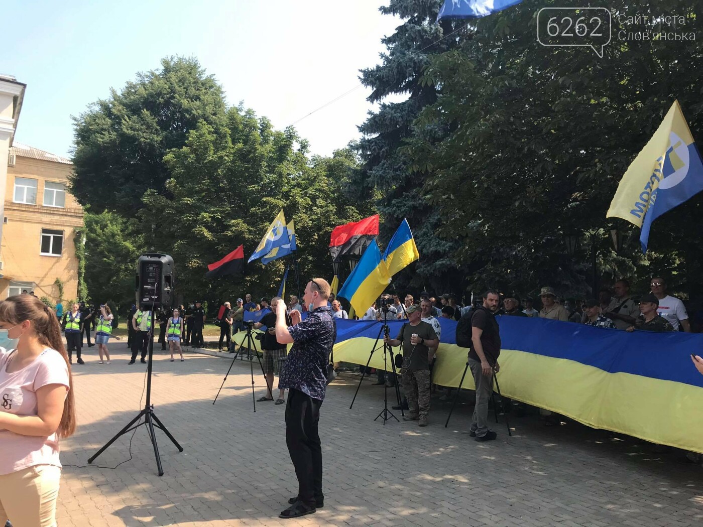 Протестують проти призначення Ляха головою Слов’янської ВЦА. Під стінами Донецької ОДА зібралися люди, фото-1