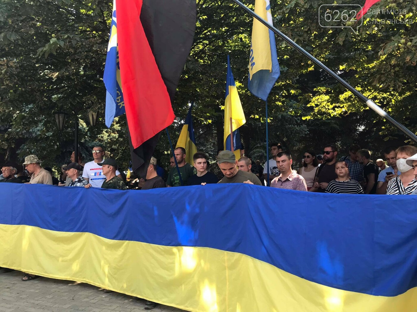 Протестують проти призначення Ляха головою Слов’янської ВЦА. Під стінами Донецької ОДА зібралися люди, фото-3