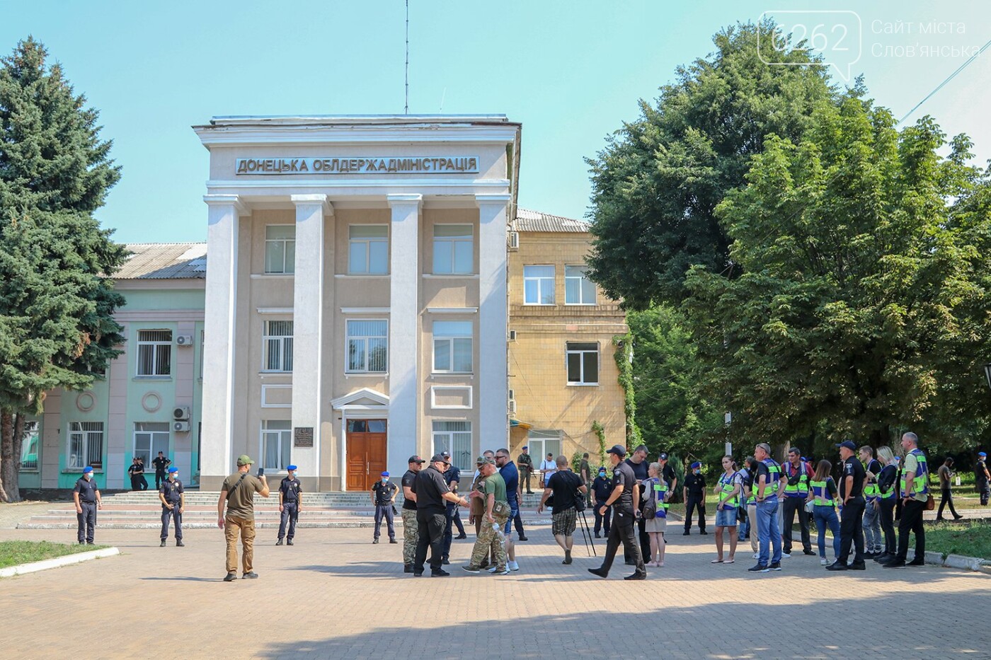 Палили фаєри, співали Гімн та кликали голову ДонОДА - як у Краматорську мітингували проти Ляха - ВІДЕО, фото-1