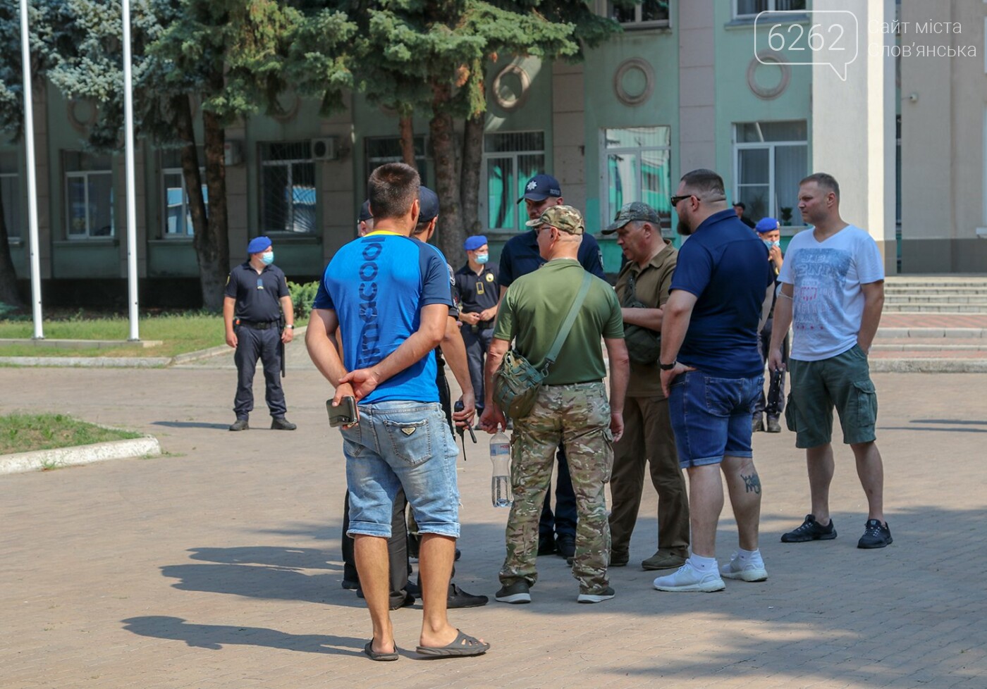 Палили фаєри, співали Гімн та кликали голову ДонОДА - як у Краматорську мітингували проти Ляха - ВІДЕО, фото-2