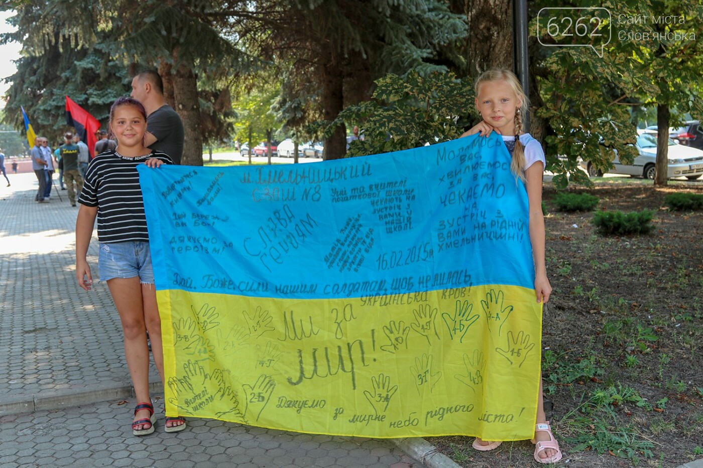 Палили фаєри, співали Гімн та кликали голову ДонОДА - як у Краматорську мітингували проти Ляха - ВІДЕО, фото-3