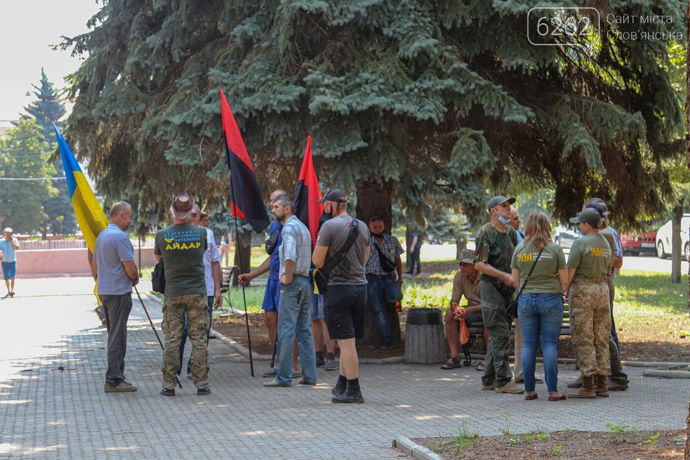 Палили фаєри, співали Гімн та кликали голову ДонОДА - як у Краматорську мітингували проти Ляха - ВІДЕО, фото-4