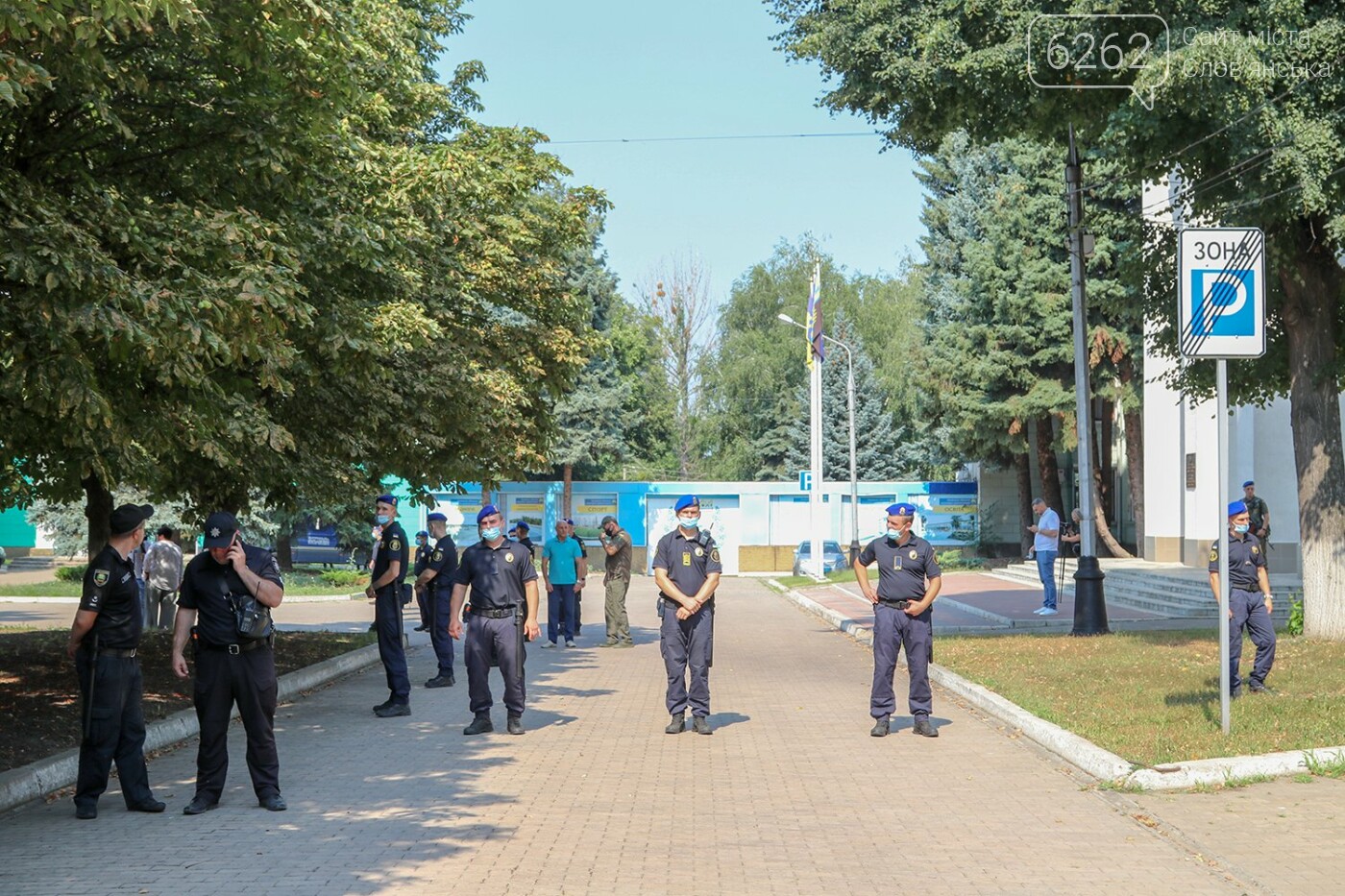 Палили фаєри, співали Гімн та кликали голову ДонОДА - як у Краматорську мітингували проти Ляха - ВІДЕО, фото-5