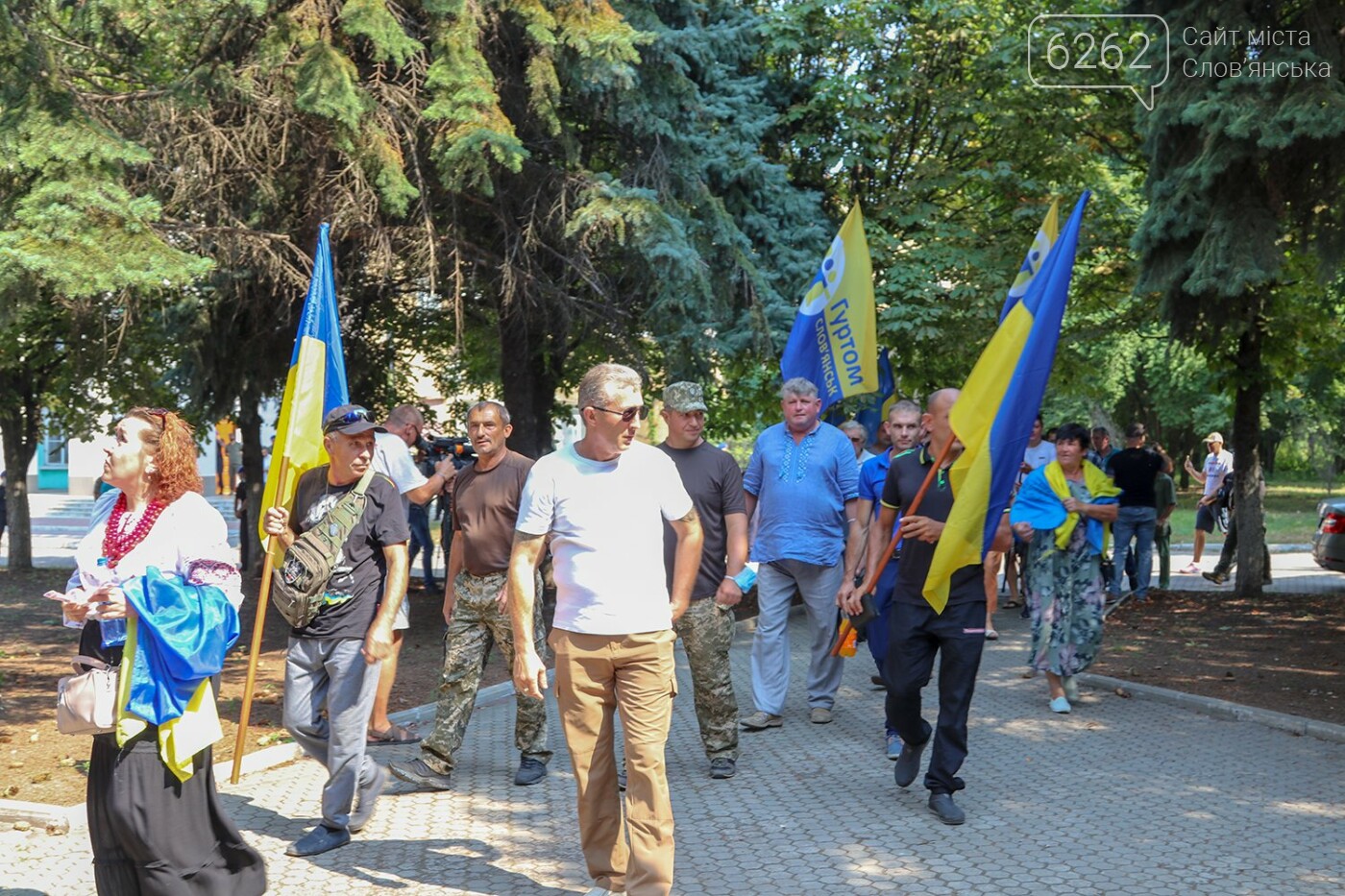 Палили фаєри, співали Гімн та кликали голову ДонОДА - як у Краматорську мітингували проти Ляха - ВІДЕО, фото-6