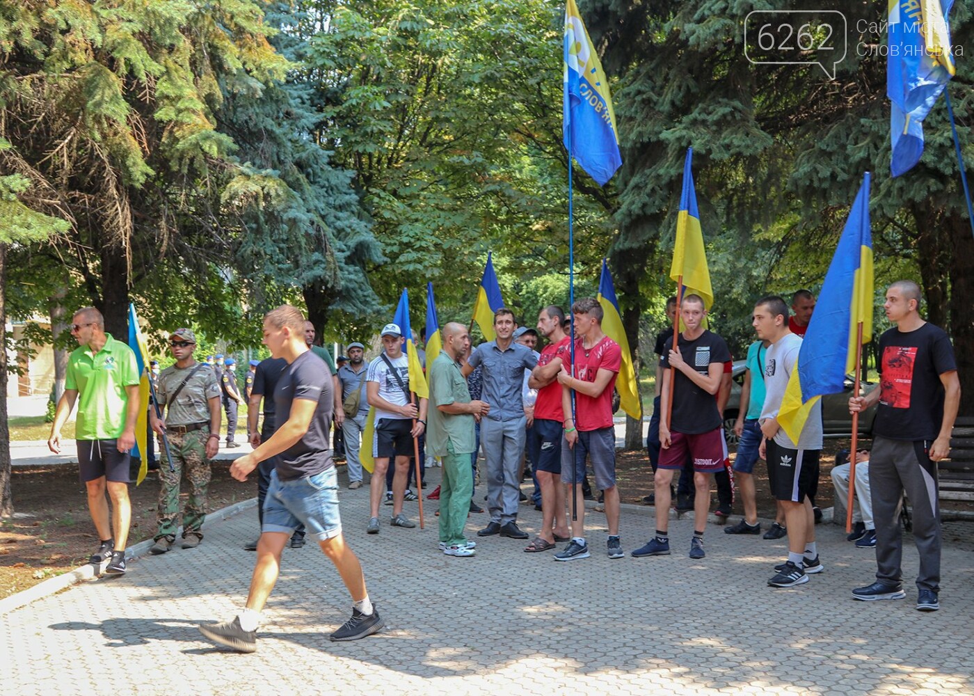 Палили фаєри, співали Гімн та кликали голову ДонОДА - як у Краматорську мітингували проти Ляха - ВІДЕО, фото-7