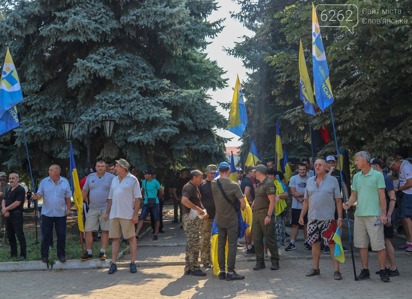 Палили фаєри, співали Гімн та кликали голову ДонОДА - як у Краматорську мітингували проти Ляха - ВІДЕО, фото-8