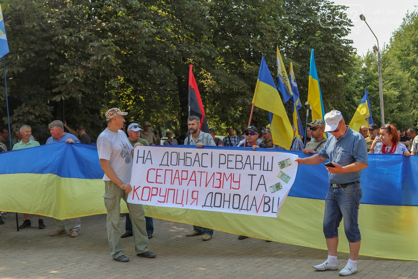 Палили фаєри, співали Гімн та кликали голову ДонОДА - як у Краматорську мітингували проти Ляха - ВІДЕО, фото-9