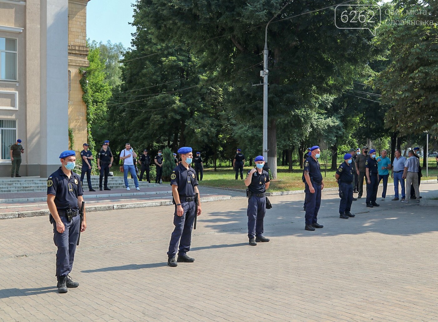 Палили фаєри, співали Гімн та кликали голову ДонОДА - як у Краматорську мітингували проти Ляха - ВІДЕО, фото-10