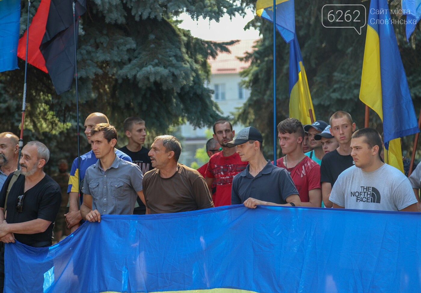 Палили фаєри, співали Гімн та кликали голову ДонОДА - як у Краматорську мітингували проти Ляха - ВІДЕО, фото-11