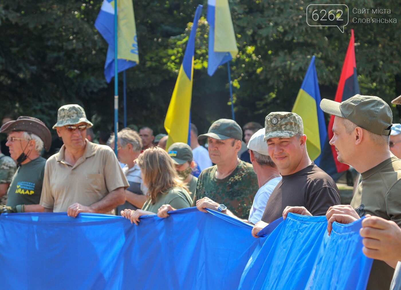 Палили фаєри, співали Гімн та кликали голову ДонОДА - як у Краматорську мітингували проти Ляха - ВІДЕО, фото-12